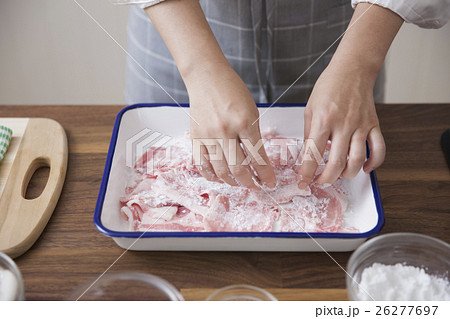 豚薄切り肉に小麦粉をまぶす女性 豚薄切り肉に小麦粉をまぶす女性 26277697
