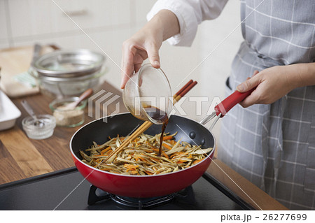 きんぴらごぼうの味付けをする女性 きんぴらごぼうの味付けをする女性 26277699