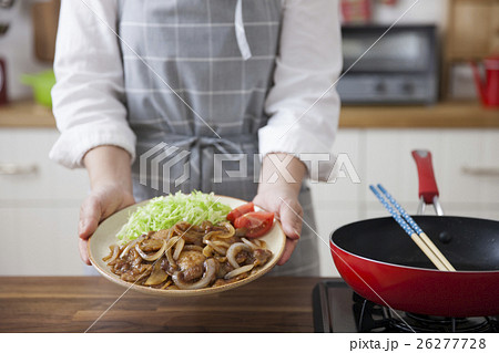 豚の生姜焼きの皿を持つ女性 26277728