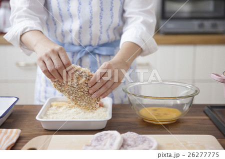 豚ロース肉にパン粉をつける女性 豚ロース肉にパン粉をつける女性 26277775