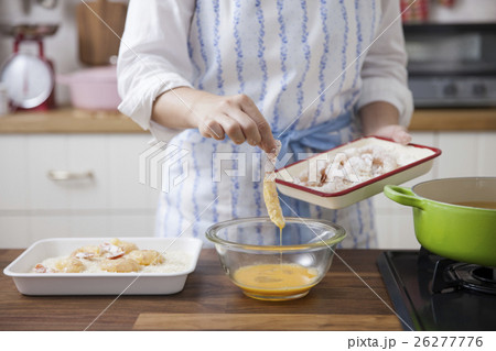 エビに卵液をつける女性 エビに卵液をつける女性 26277776