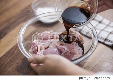 鶏肉に下味をつける女性 鶏肉に下味をつける女性 26277779