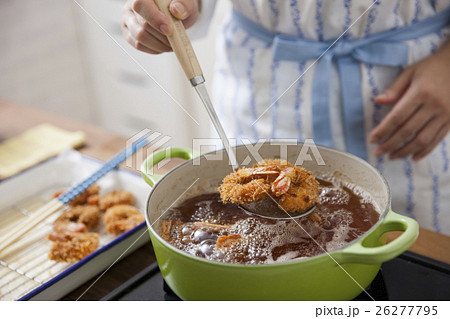 エビフライを油で揚げる女性 エビフライを油で揚げる女性 26277795