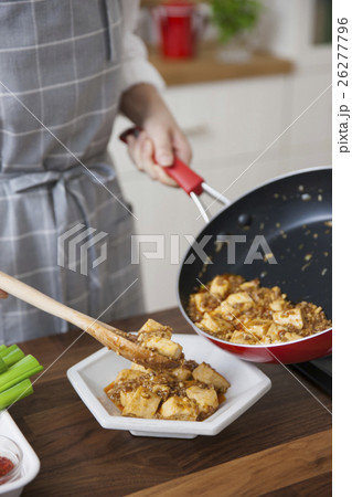 麻婆豆腐を器に盛り付ける女性 麻婆豆腐を器に盛り付ける女性 26277796