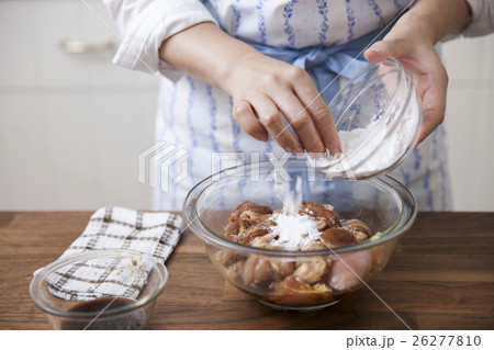 下味をつけた鶏肉に粉をまぶす女性 26277810