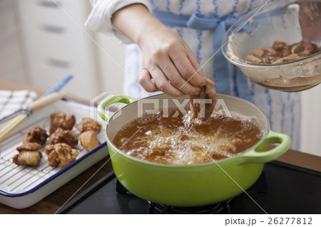 唐揚げを油で揚げる女性 26277812