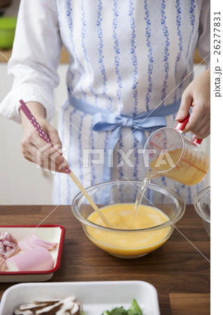 卵液にだしを加える女性 卵液にだしを加える女性 26277831