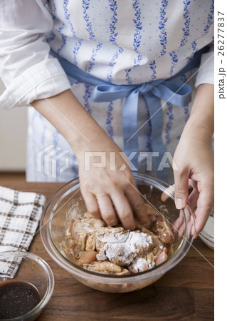 下味をつけた鶏肉に粉をまぶす女性 26277837