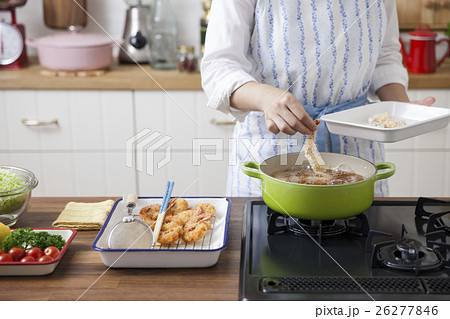 エビフライを油で揚げる女性 エビフライを油で揚げる女性 26277846