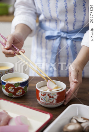 茶碗蒸しの具材を卵液に入れる女性 茶碗蒸しの具材を卵液に入れる女性 26277854