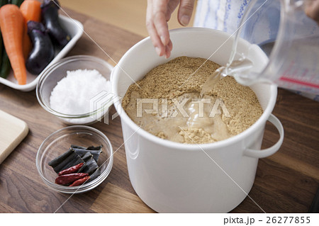 ぬかに塩水を入れる女性 ぬかに塩水を入れる女性 26277855