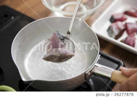 ブリの切身を熱湯に浸して霜降りにする女性 26277876