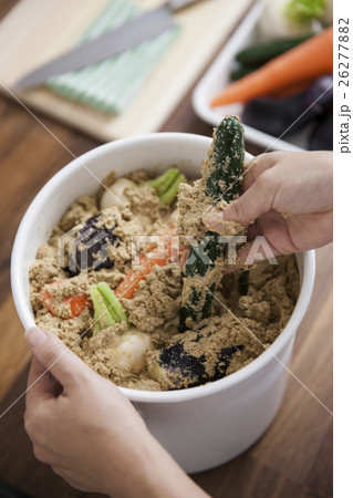 ぬか床に野菜を漬けこむ女性 ぬか床に野菜を漬けこむ女性 26277882