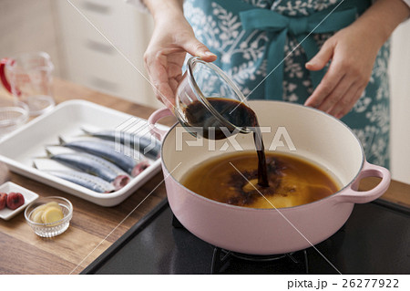 鍋に醤油を入れて煮魚の煮汁を作る女性 26277922