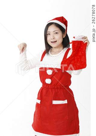 サンタに変装した若い女性 26278078