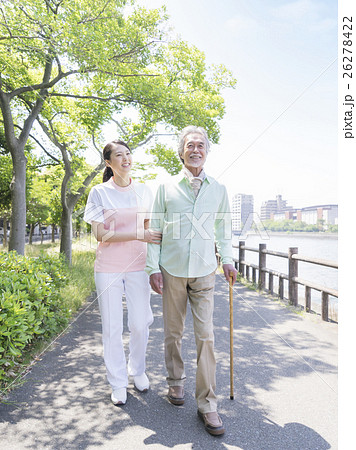 散歩をするシニア男性と介護士 散歩をするシニア男性と介護士 26278422