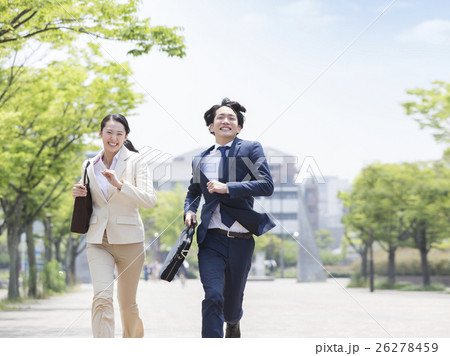 鞄を持って走るスーツ姿の男女 鞄を持って走るスーツ姿の男女 26278459