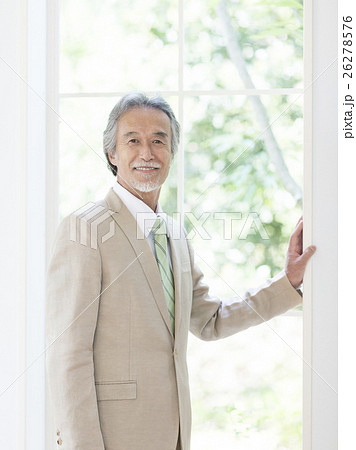 窓辺に手をつくシニア男性 26278576