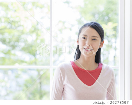 窓辺の女性 26278597