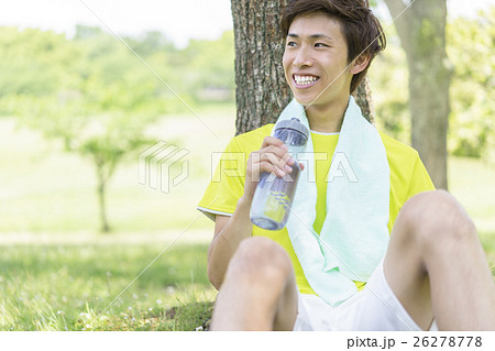 スポーツドリンクを持つ男性 スポーツドリンクを持つ男性 26278778