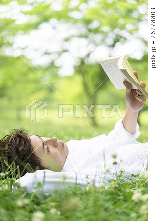 本を読む日本人男性の写真素材
