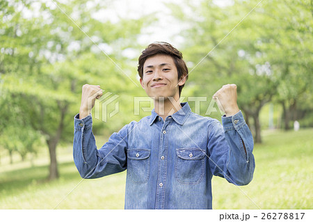 ガッツポーズをする日本人男性の写真素材