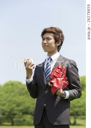 野球のボールを持つビジネスマンの写真素材