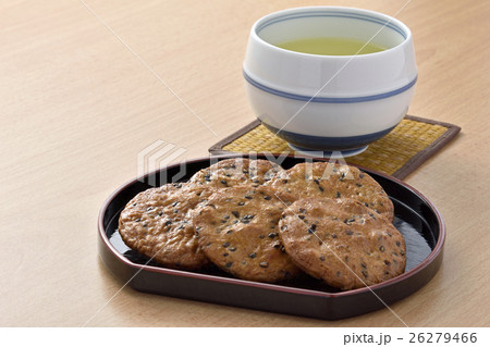 日本茶と胡麻せんべい 日本茶と胡麻せんべい 26279466