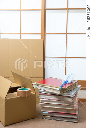 山積みのアルバムとダンボール箱 26281060