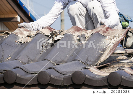 屋根工事 瓦の葺き替え　古い瓦を剥がす 26281088