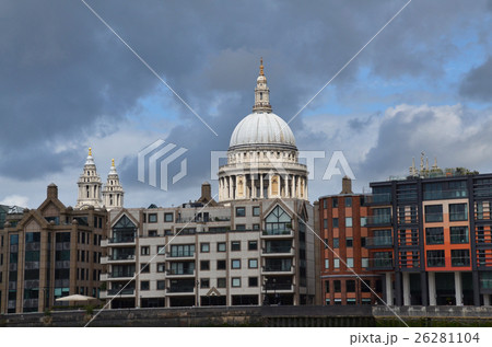 1701年に再建したルネサンス様式の英国国教会、壮大にして華麗なセント・ポールズ大聖堂 26281104