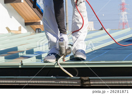 屋根のガルバリウム鋼板にネイルガンで釘を打つ作業 26281871