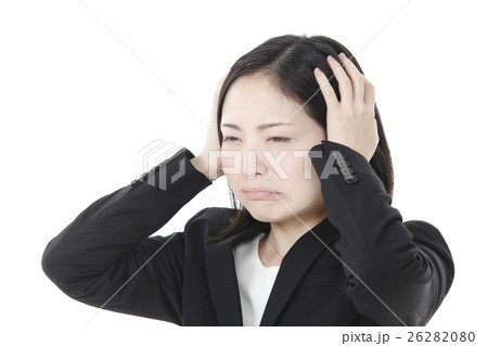頭痛の若い女性 頭痛の若い女性 26282080