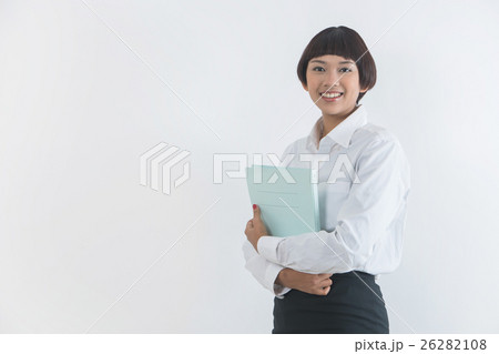 書類を持つ笑顔のビジネスウーマン 26282108