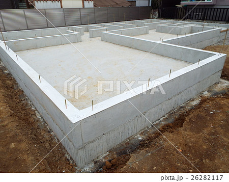 住宅基礎を二度に分けてコンクリート打ちします 26282117