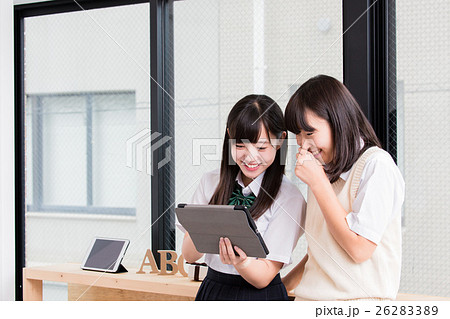 タブレットを見る女子高校生　友達 26283389