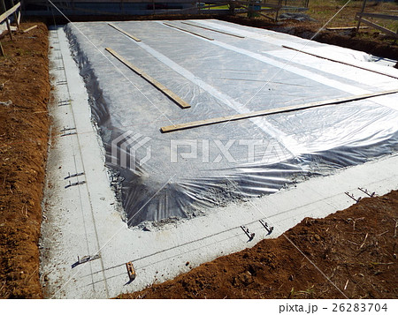 捨てコンの上に墨出ししてセパレーターを設置します 26283704