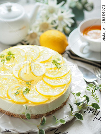 レモンレアチーズケーキでティータイムの写真素材
