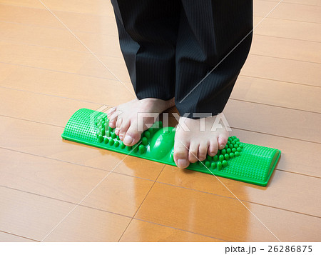 青竹踏みをする男性 26286875