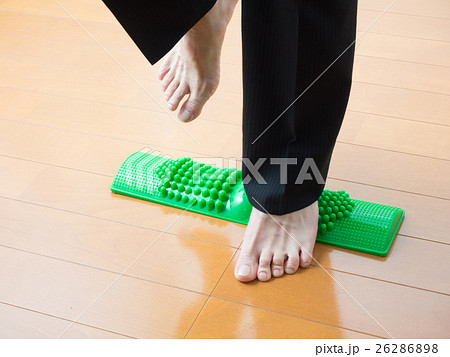 青竹踏みをして痛がる男性 26286898