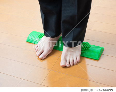 青竹踏みをして痛がる男性 26286899