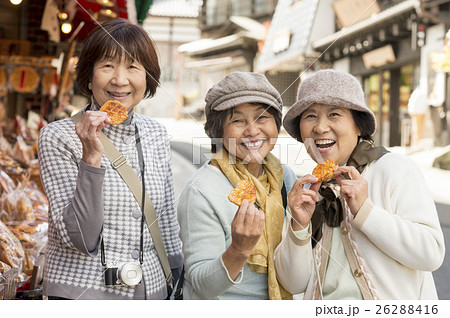 旅行をするシニア女性 26288416