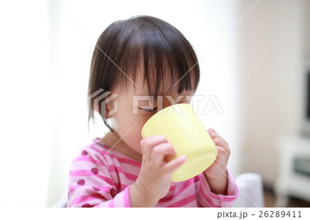 赤ちゃん コップ カップ ベビー 幼児 女の子 1才 1歳 飲食 飲み物 飲む の写真素材 赤ちゃん コップ カップ ベビー 幼児 女の子 1才 1歳 飲食 飲み物 飲む の写真素材