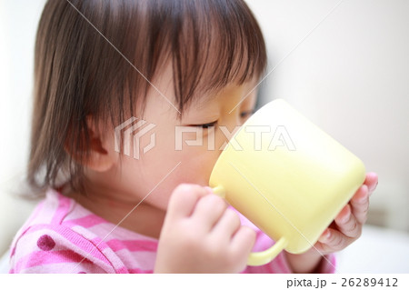 赤ちゃん コップ カップ ベビー 幼児 女の子 1才 1歳 飲食 飲み物 飲む の写真素材