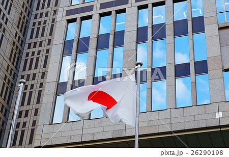 東京の名所案内・都庁舎前にはためく日本国旗・横位置 26290198