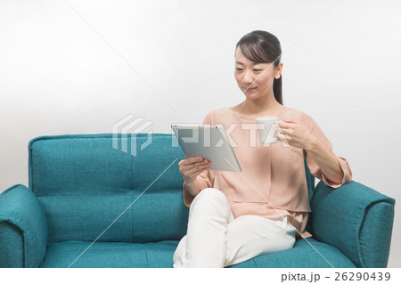 タブレットを見る若い女性 タブレットを見る若い女性 26290439