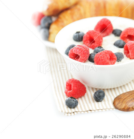 Healthy breakfast with oat flakes and berry 26290884