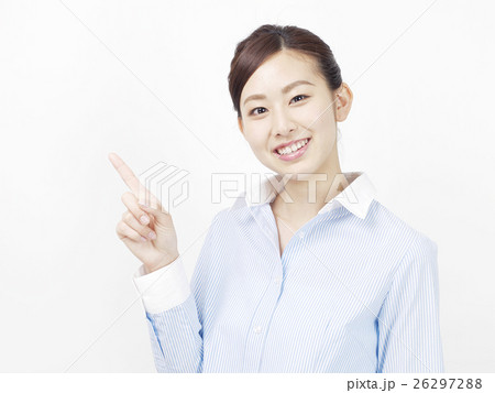 女性　ビジネス　指差す 26297288