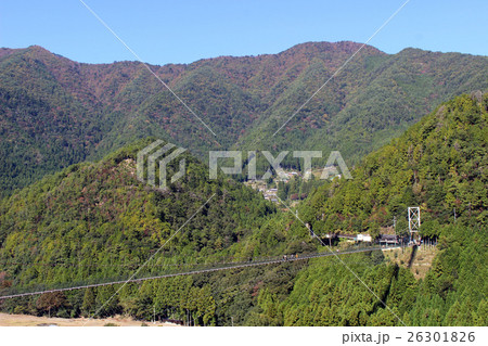奈良県十津川村の谷瀬の吊り橋と山並み 26301826
