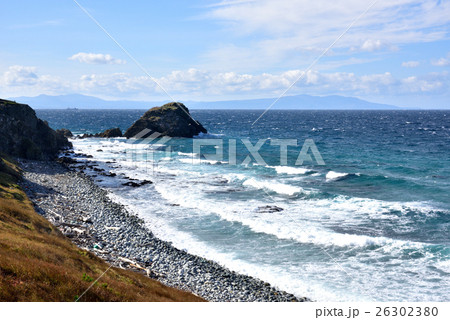 下北半島 尻屋崎から大間崎方面を望む　遠望の山脈の右端が大間 26302380